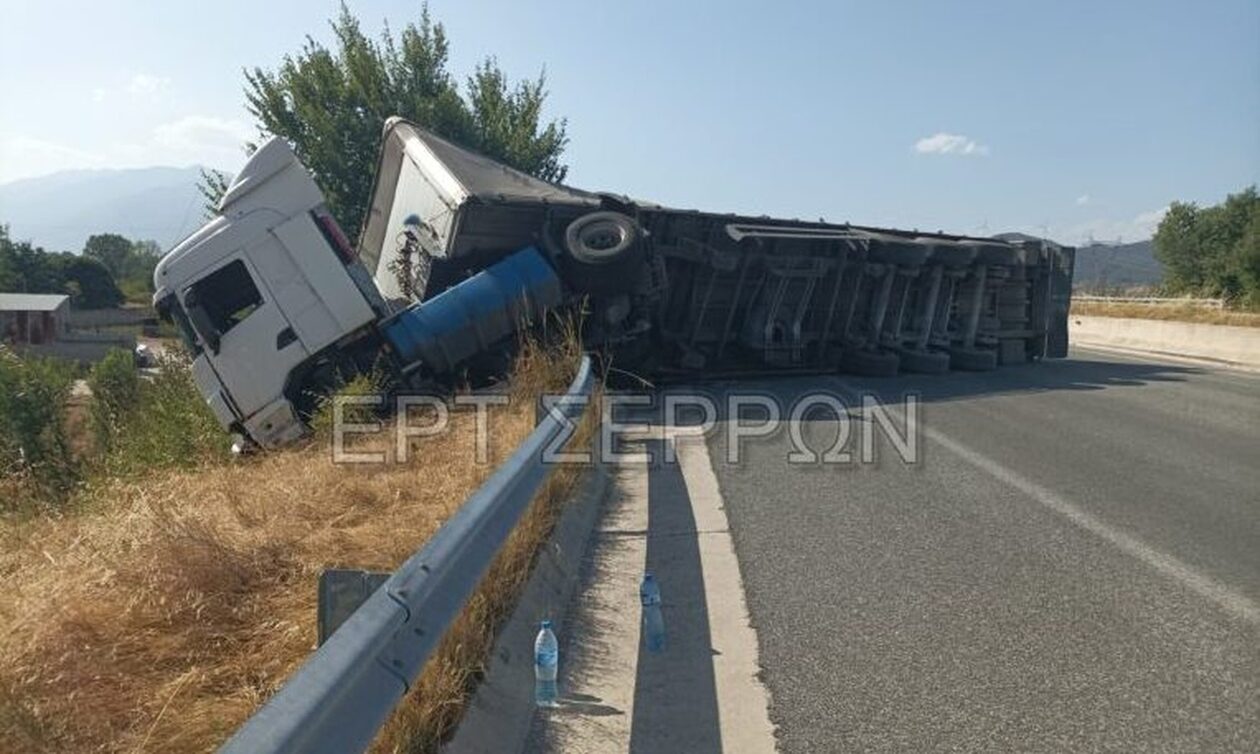 Σέρρες: Ανατροπή νταλίκας στην Εγνατία – Μετ’εμποδίων η κυκλοφορία