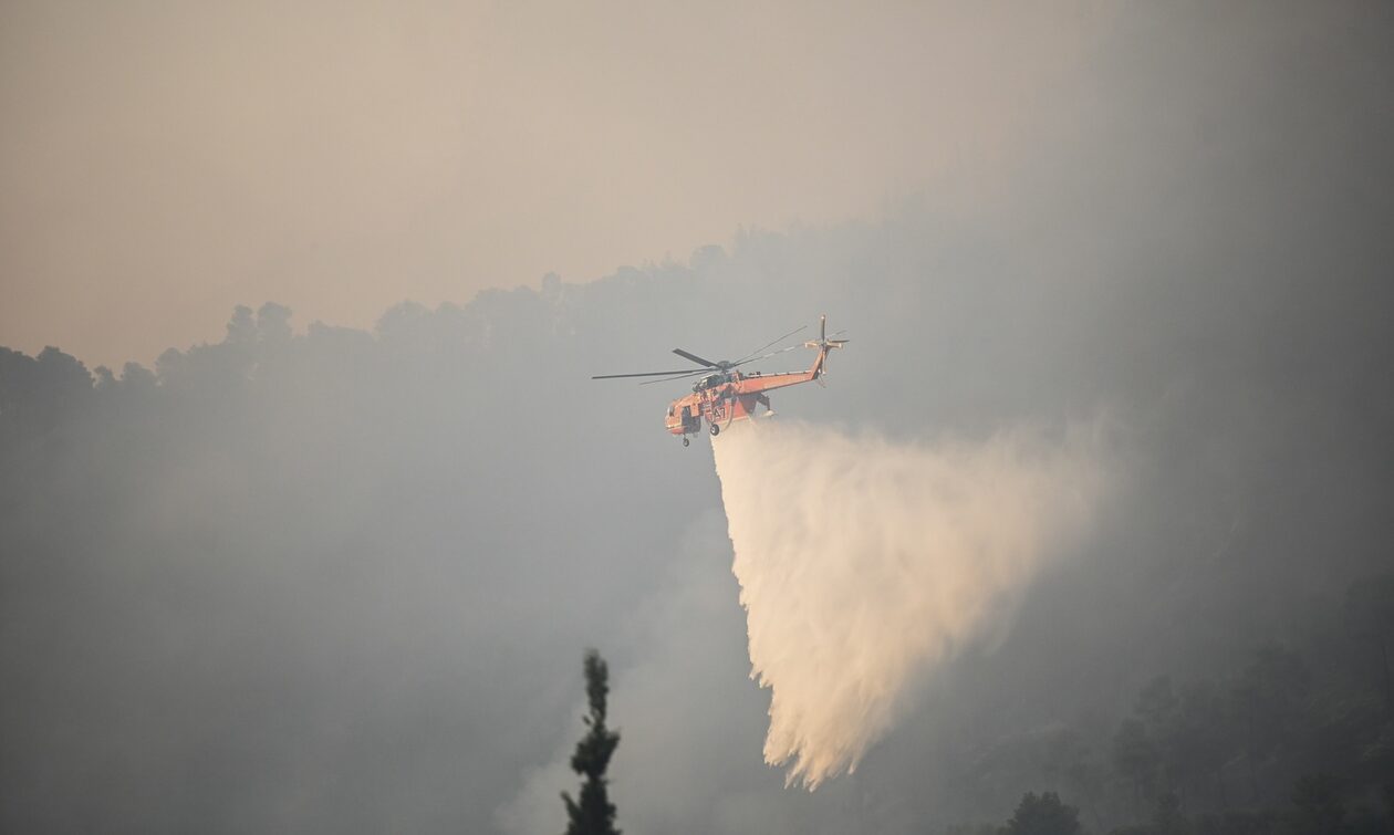 Φωτιά στο Αίγιο: Μαίνεται το πύρινο μέτωπο – Στη μάχη τα ενάερια μέσα
