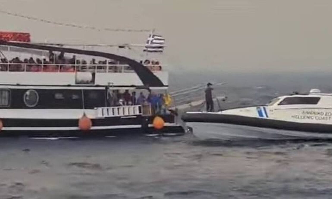 Φωτιά στη Ρόδο: Καρέ – καρέ ο απεγκλωβισμός πολιτών με τη συνδρομή του Λιμενικού