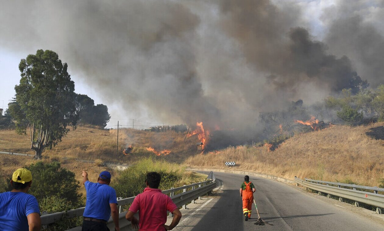 Φωτιές στην Ιταλία: Πενήντα πυρκαγιές στη Σικελία – Δεκάδες κάτοικοι εγκατέλειψαν τα σπίτια τους