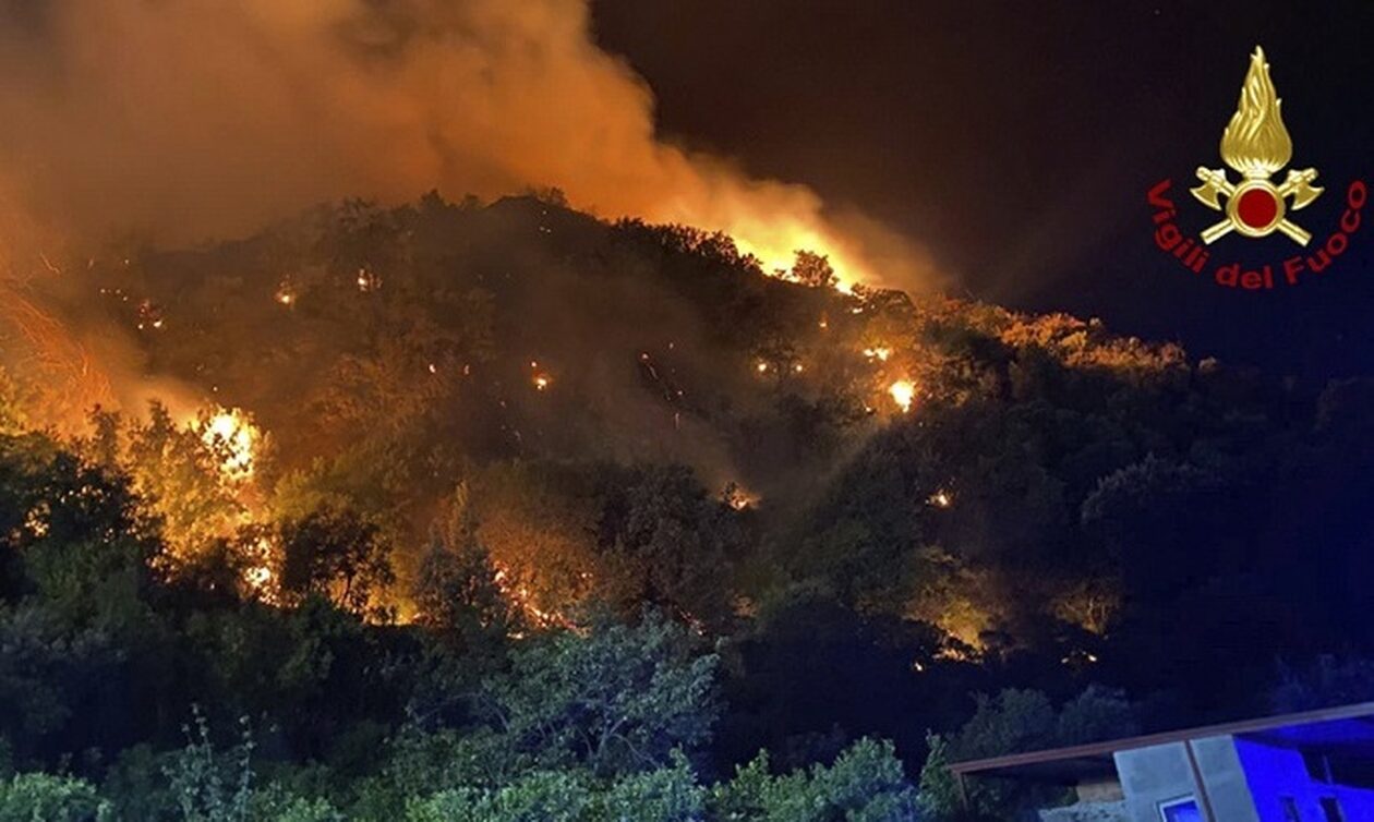 Καίγεται η Σικελία:  – Σε πύρινο κλοιό το Παλέρμο, πρωτοφανείς οι καταστροφές (vid)