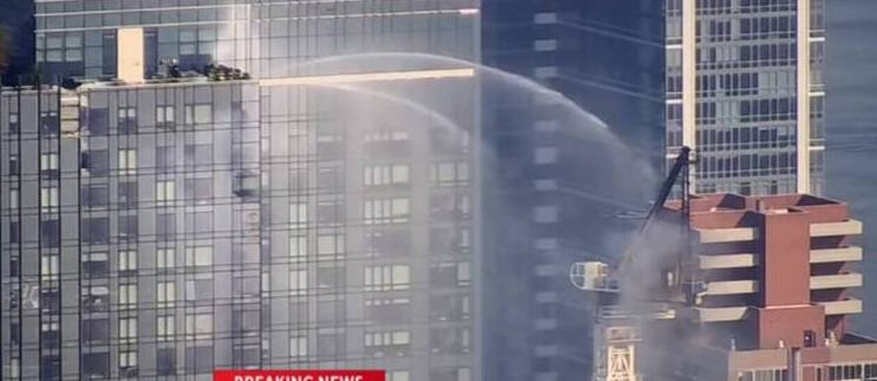 Νέα Υόρκη: Γερανός έπιασε φωτιά στο Μανχάταν – Δύο τραυματίες, δείτε εικόνες