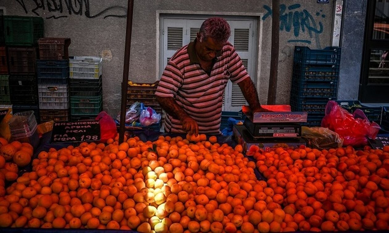 Καύσωνας: Πήραν… φωτιές οι λαϊκές αγορές – 70 βαθμοί κάτω από την τέντα (vid)