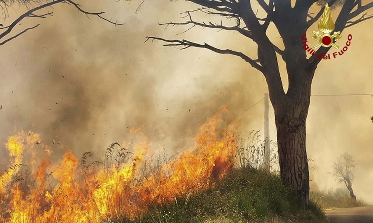 Σικελία: Κάηκε σπίτι την ώρα της κηδείας – Οι συγγενείς εγκατέλειψαν το φέρετρο και τράπηκαν σε φυγή