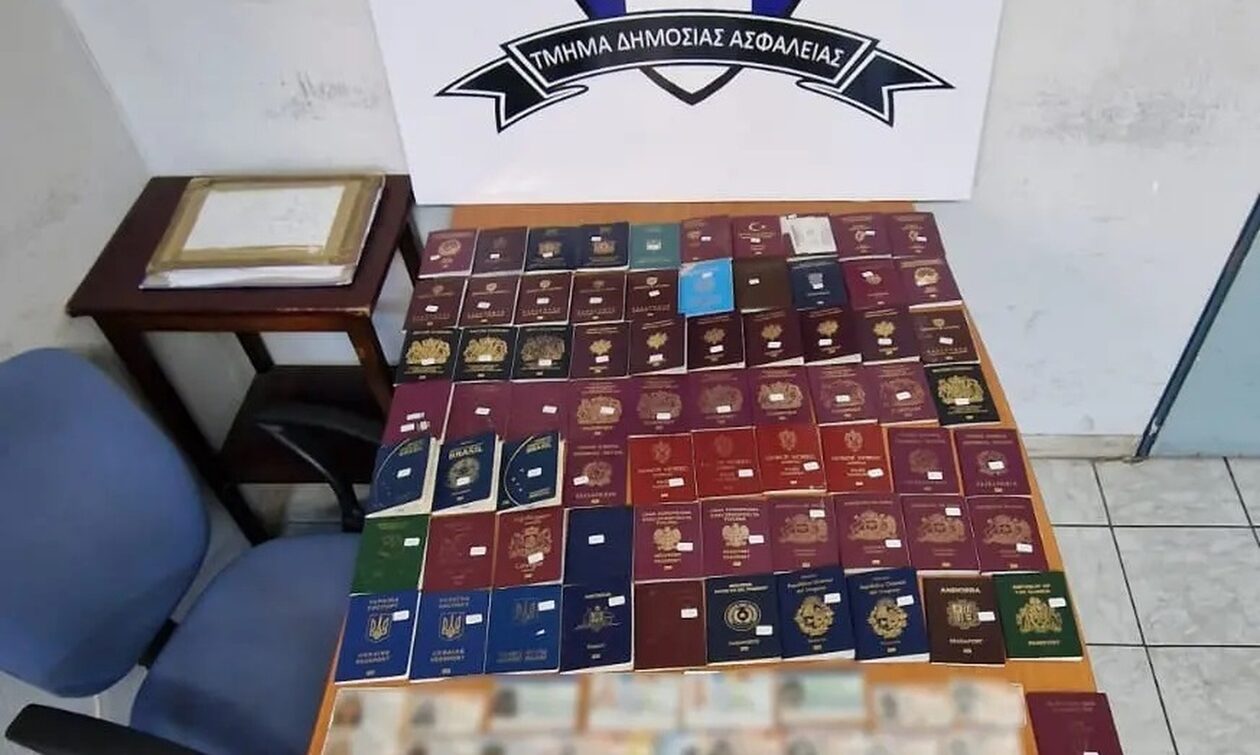 Χειροπέδες σε δύο Σύριους που διακινούσαν πλαστά και κλεμμένα ταξιδιωτικά έγγραφα