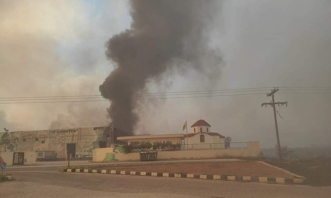 Φωτιά Νέα Αγχίαλος: Στις φλόγες το κτήριο του αγροτικού συνεταιρισμού «Η Δήμητρα»