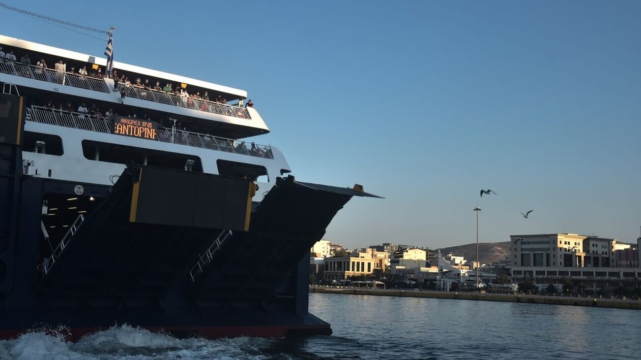Βλάβη στο πλοίο «Blue Galaxy» – Επιστρέφει στον Πειραιά με 506 επιβάτες