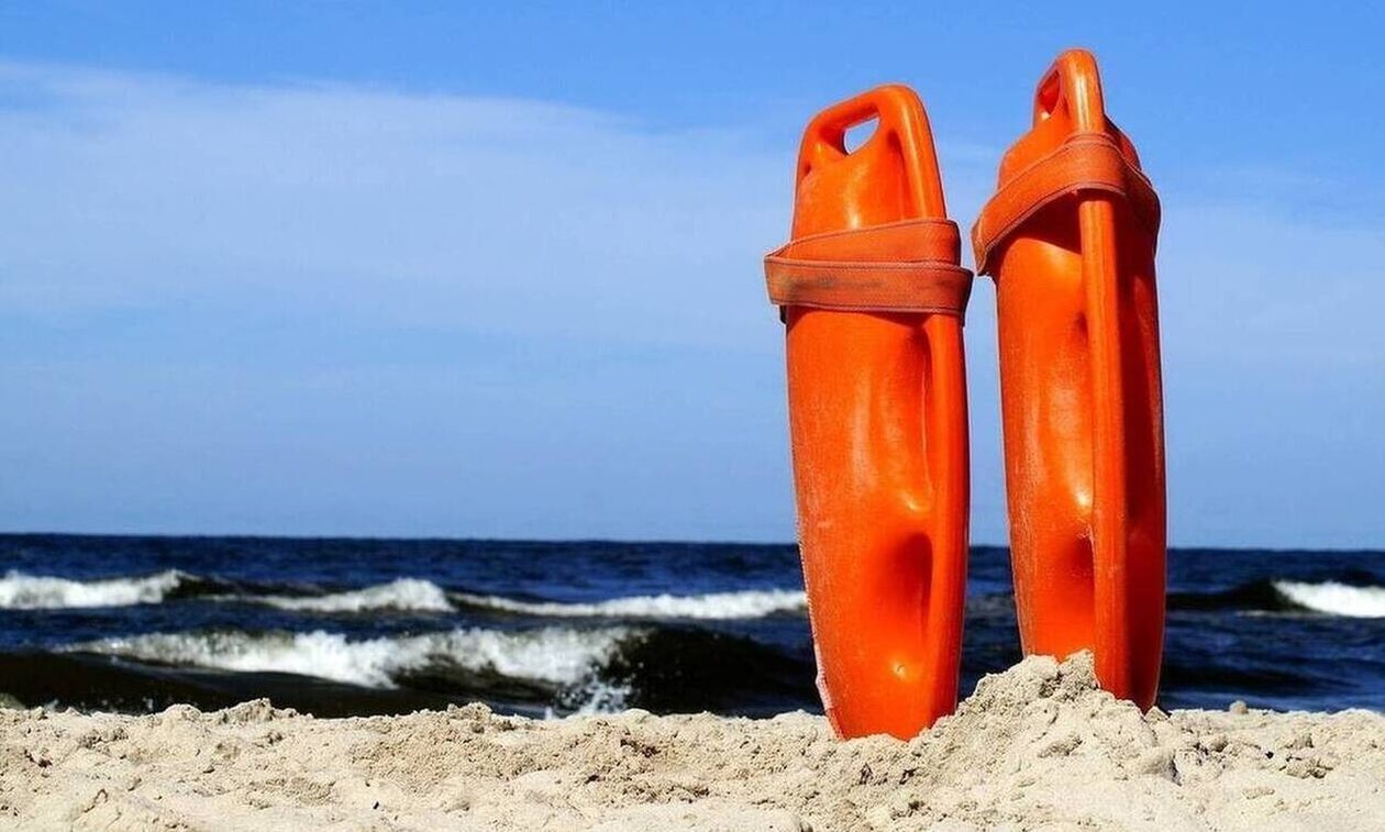 Κρήτη: Τουρίστριες κινδύνεψαν να πνιγούν – Καρε καρέ η διάσωσή τους από ναυαγοσώστη