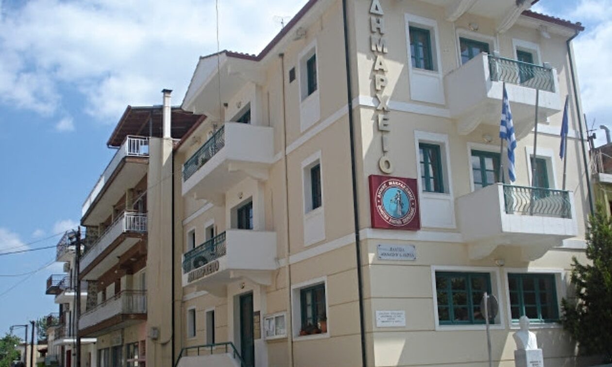 Χαμός στη Λαμία: Πρώην δήμαρχος κατηγορείται για ξυλοδαρμό αντιδημάρχου