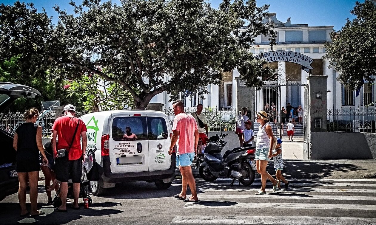 Φωτιά στη Ρόδο: Μέριμνα για δωρεάν επιστροφή των αποσκευών στους πληγέντες