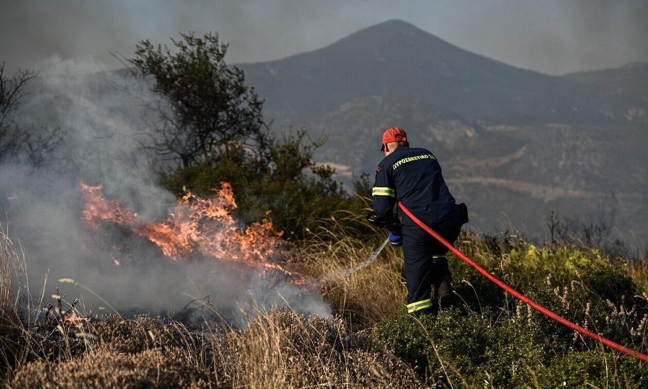 Φωτιά στο Πέραμα: Μεγάλη κινητοποίηση της πυροσβεστικής