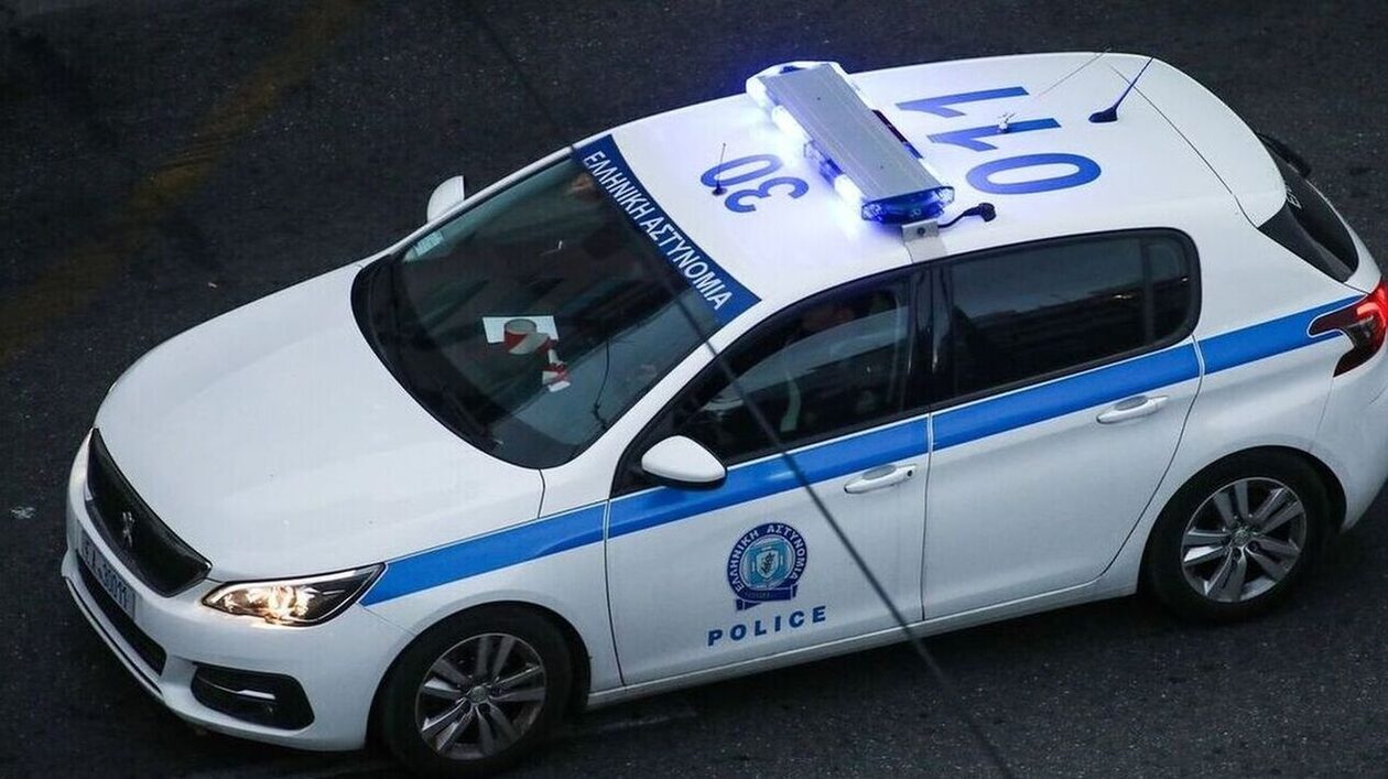 Η στιγμή που αστυνομικοί βρίσκουν ναρκωτικά και οπλισμό σε ειδική κρύπτη ντουλάπας