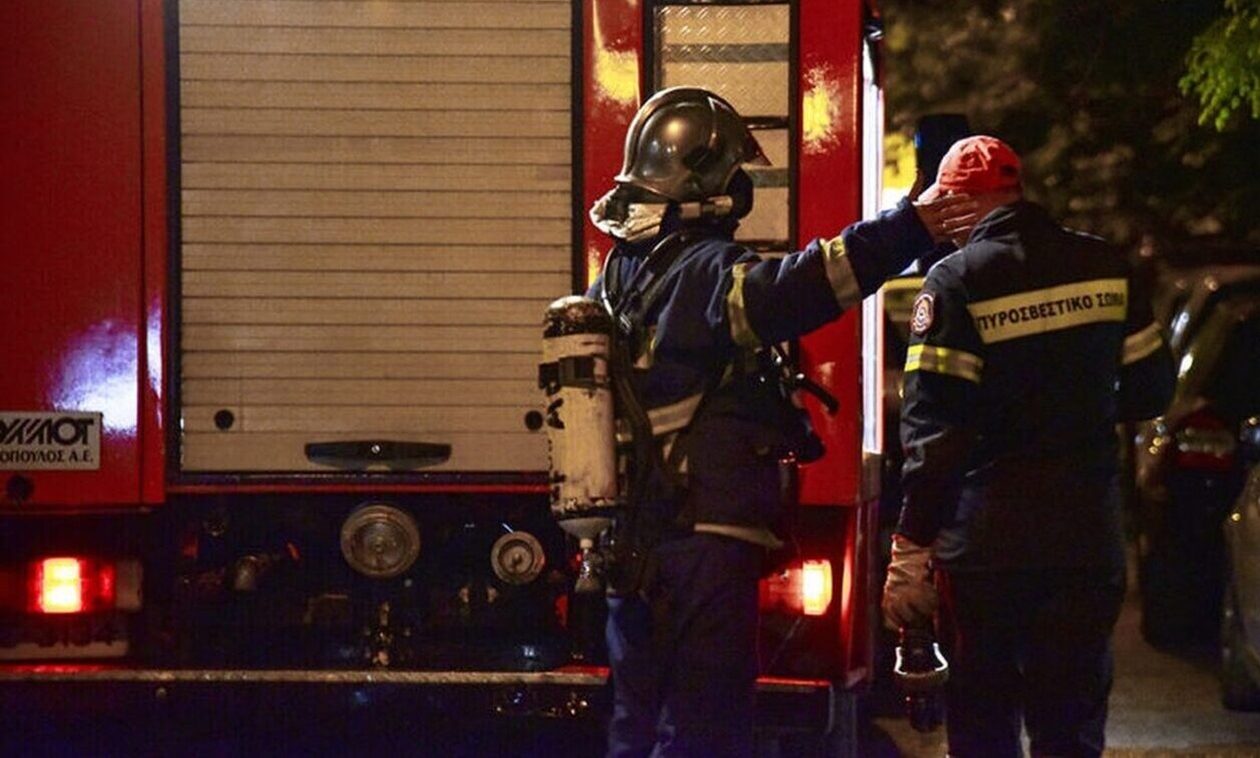 Yπό μερικό έλεγχο η πυρκαγιά στο Πέραμα Αττικής