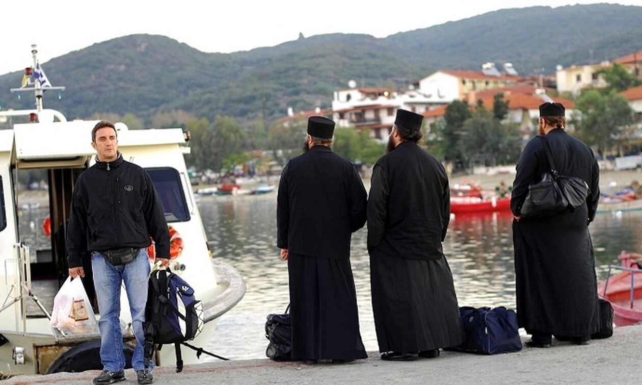 Βλάβη στο πλοίο «Μικρά Αγία Άννα» στην Ουρανούπολη: Ασφαλείς οι  30 επιβάτες