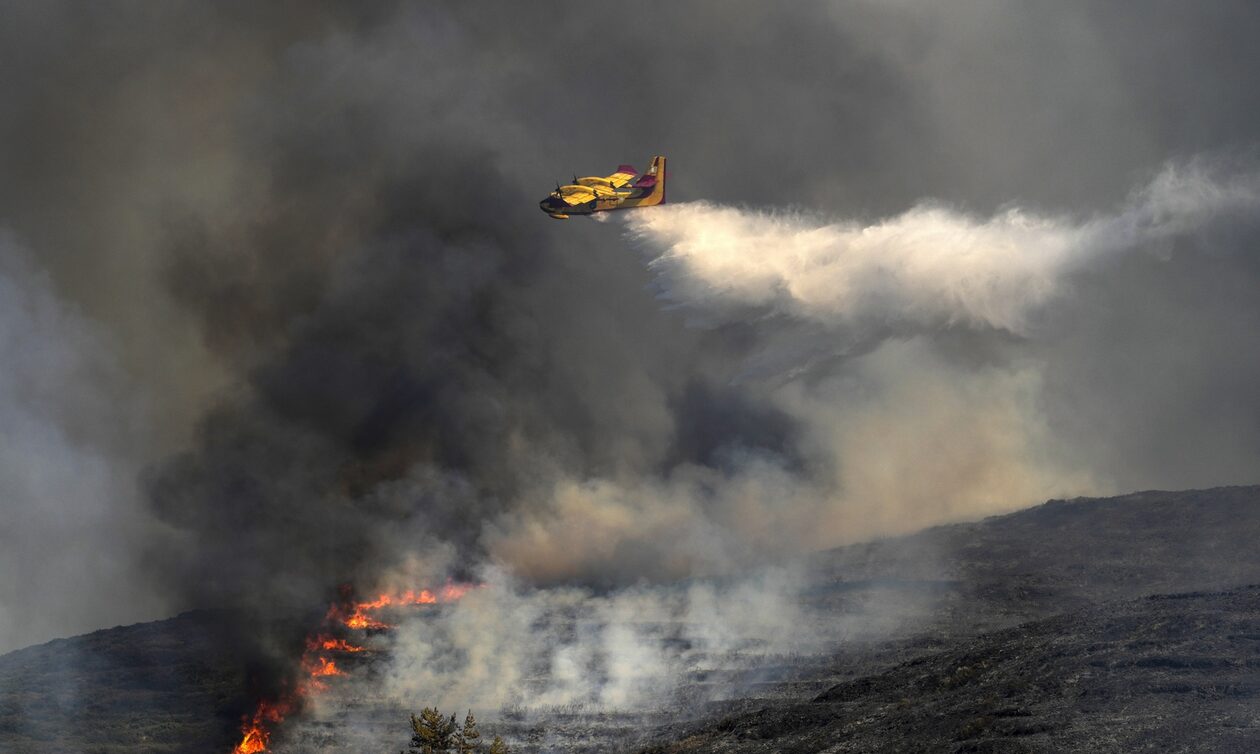 Πιλότος Canadair: «Δεν είμαστε γενναίοι ήρωες, αλλά επαγγελματίες»