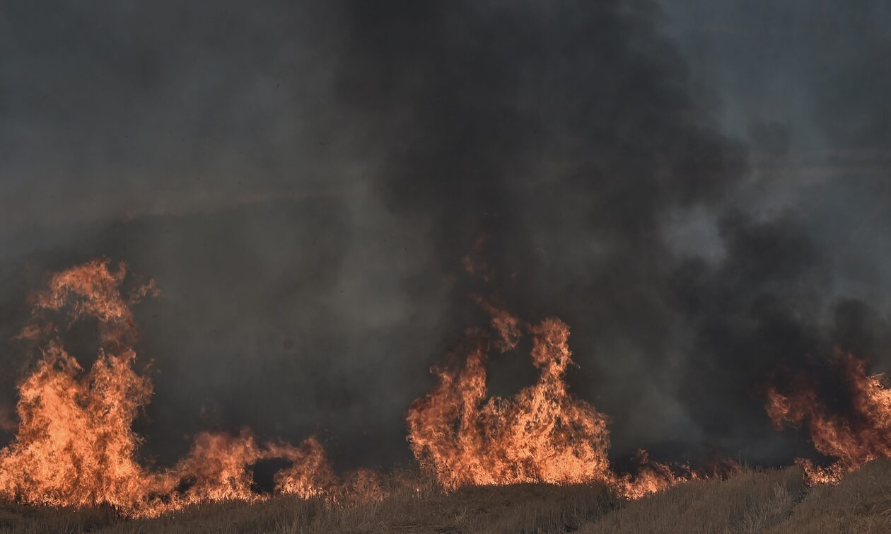 Η φωτιά στον Βαρνάβα προκλήθηκε από αυτοκίνητο που τυλίχθηκε στις φλόγες
