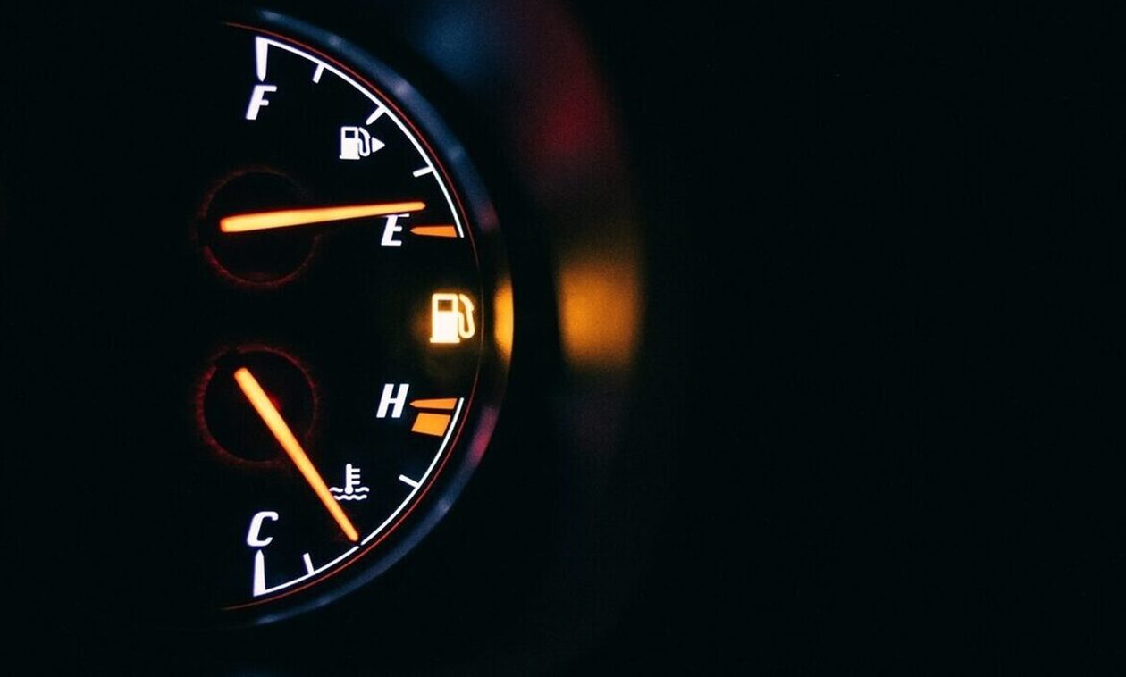 Με τιμές στα 2 ευρώ βενζίνη η έξοδος των αδειούχων του Αυγούστου