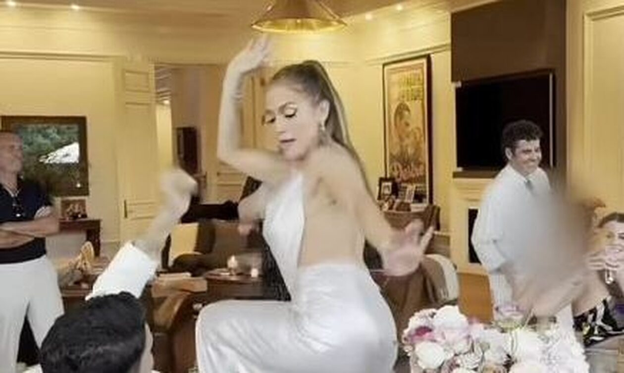 Tζένιφερ Λόπεζ: Ξεσάλωσε με τους αγαπημένους της – Χόρεψε πάνω στο τραπέζι με εξώπλατο φόρεμα