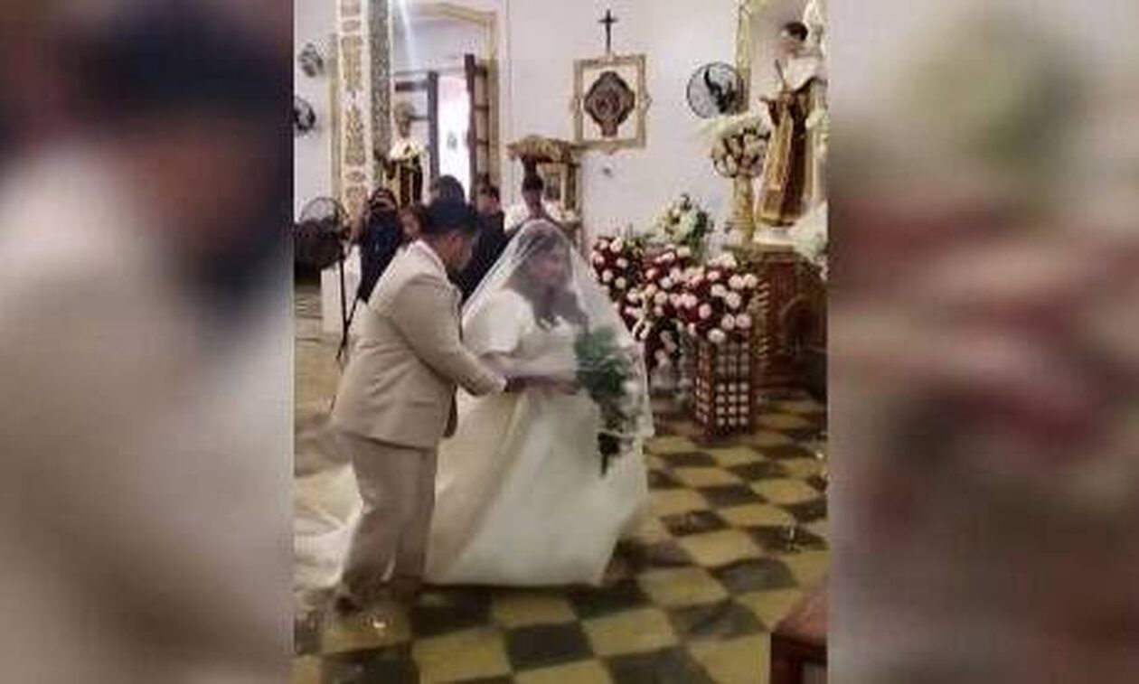 Φιλιππίνες: Ούτε ο τυφώνας δεν πτόησε αυτό το ζευγάρι – Παντρεύτηκαν σε πλημμυρισμένη εκκλησία