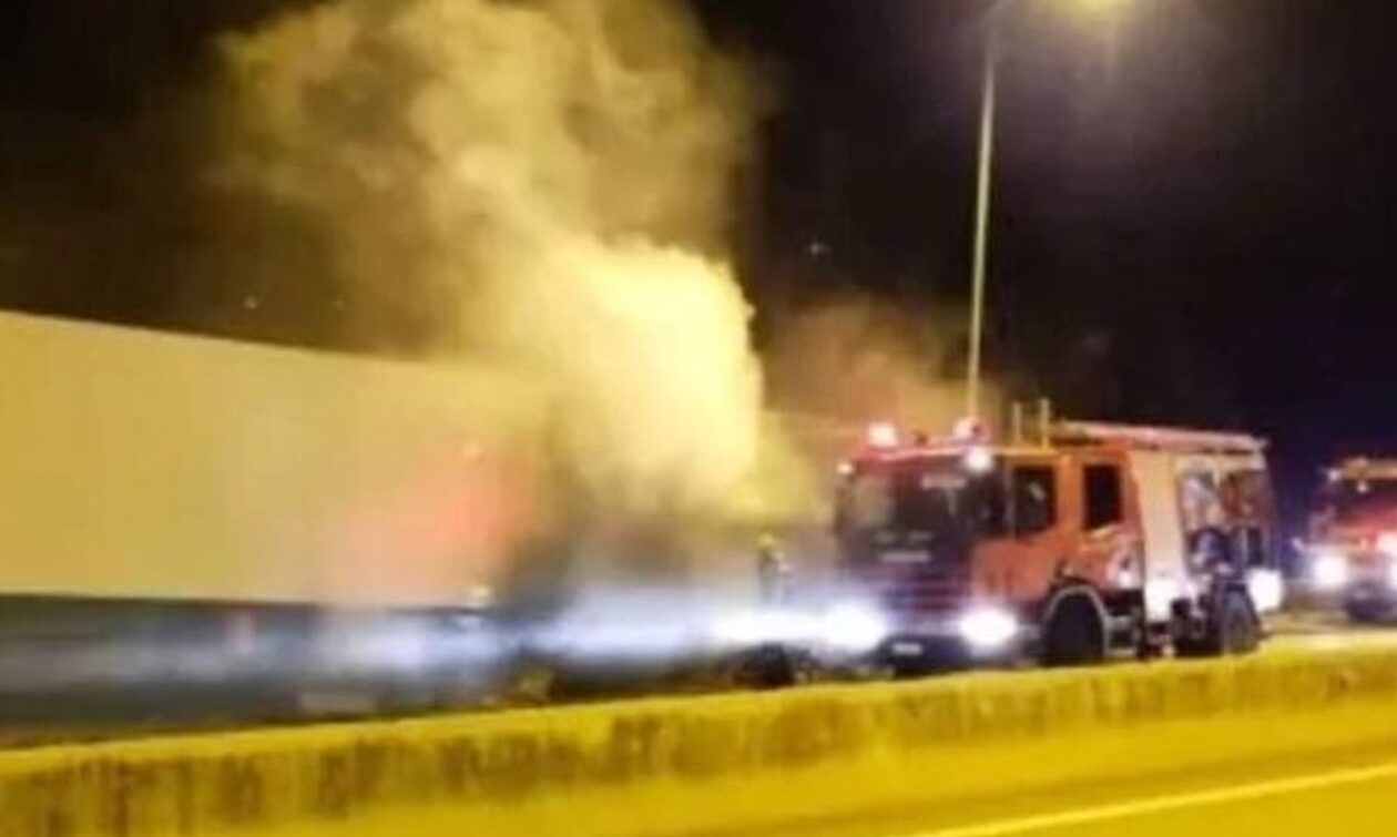 Θεσσαλονίκη: Νταλίκα έγινε παρανάλωμα του πυρός στο Δερβένι – Κάηκαν και χόρτα