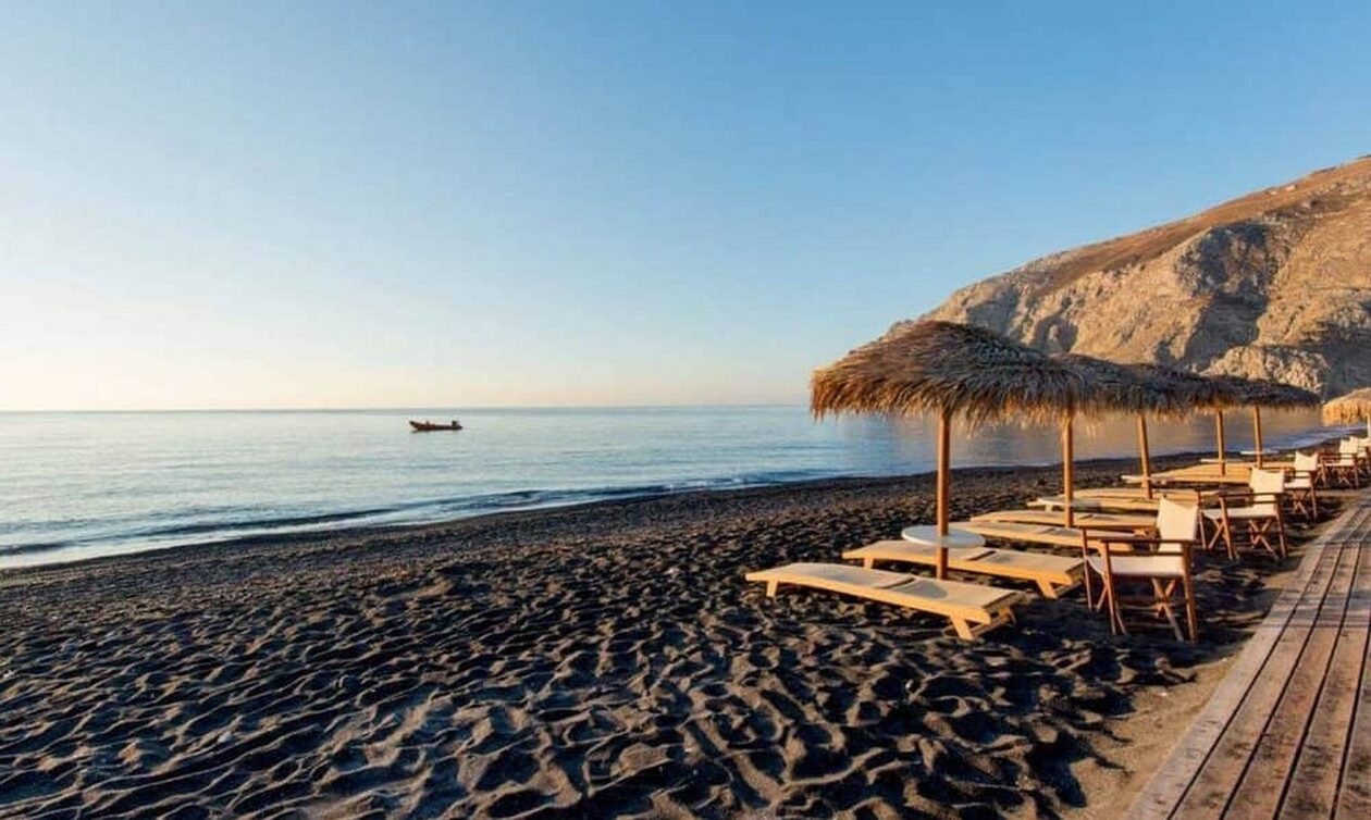 Σαντορίνη: Της έκλεψαν το Rolex από το αυτοκίνητο την ώρα που κολυμπούσε στη μαύρη παραλία