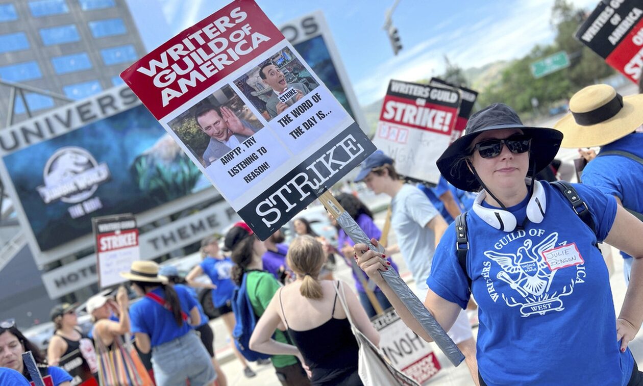 ΗΠΑ: Οι σεναριογράφοι του Χόλιγουντ που απεργούν από τον Μάιο θα συνομιλήσουν με τα στούντιο