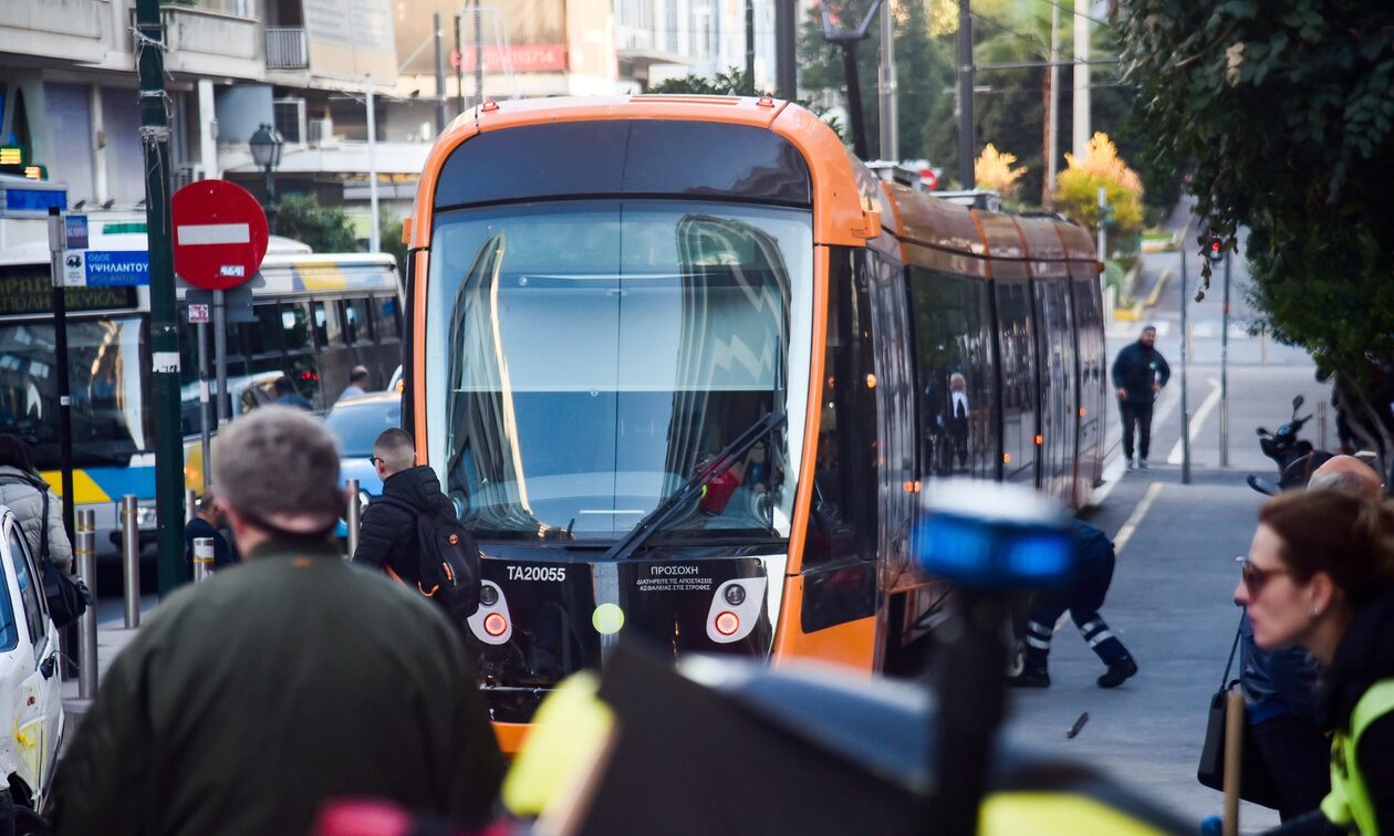 Σφοδρή σύγκρουση τραμ με ταξί στο κέντρο του Πειραιά