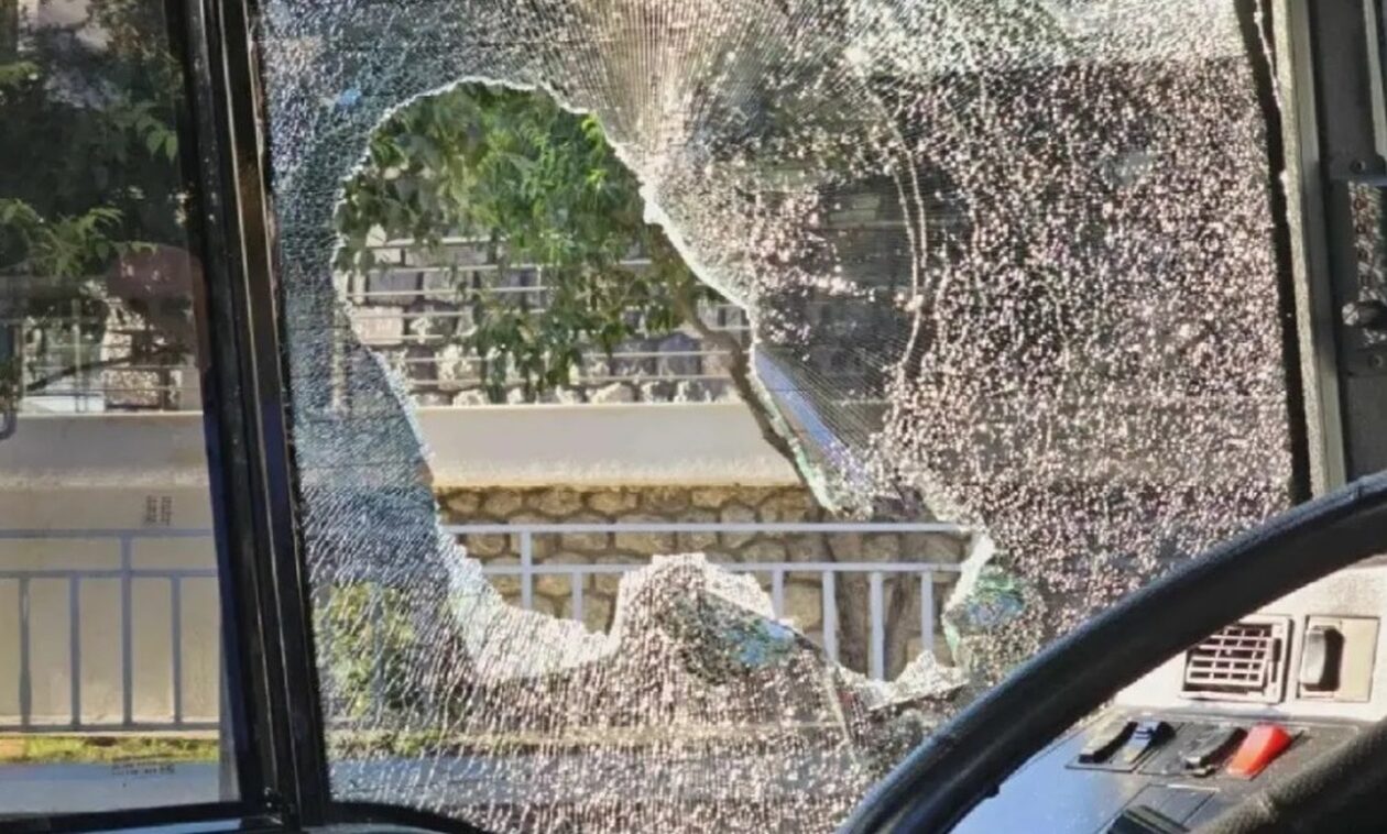 Αναστάτωση στο Ωραιόκαστρο: Άνδρας έσπασε για άγνωστο λόγο τζάμι λεωφορείου ΚΤΕΛ
