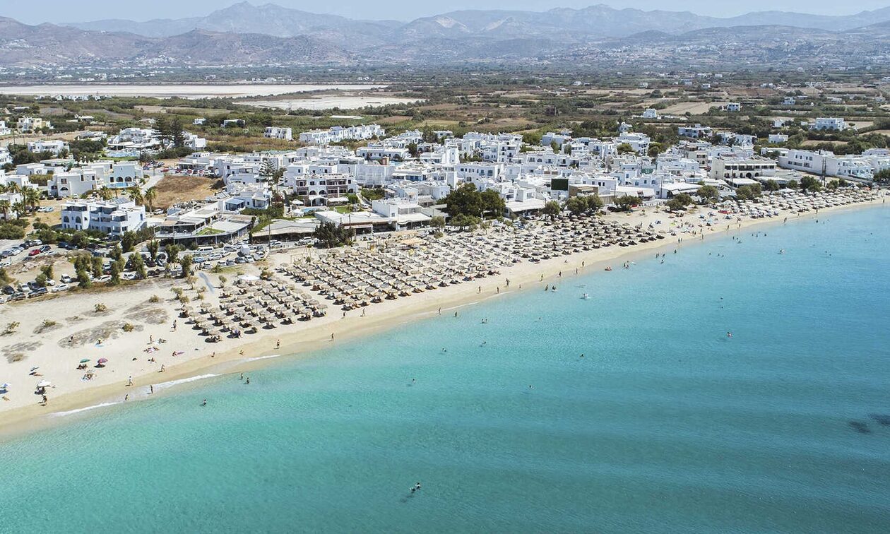 Και στην Νάξο το «κίνημα πετσέτας»: Άρον – άρον μαζεύουν τις ξαπλώστρες υπό τον φόβο των προστίμων