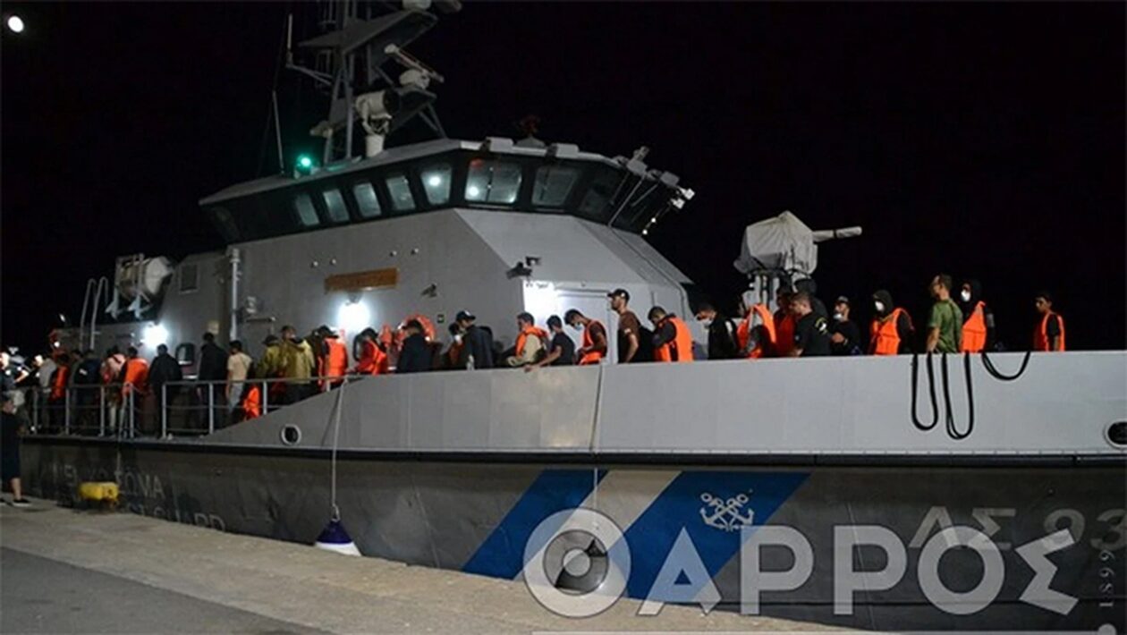 Καλαμάτα: 49 μετανάστες μεταφέρθηκαν στις αποθήκες του λιμανιού (vid)