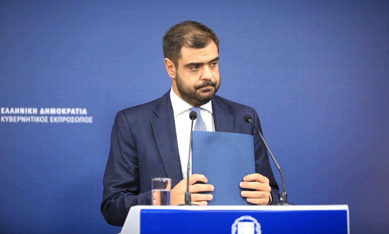 Πόλεμος ΝΔ – ΠΑΣΟΚ για ένα σκίτσο