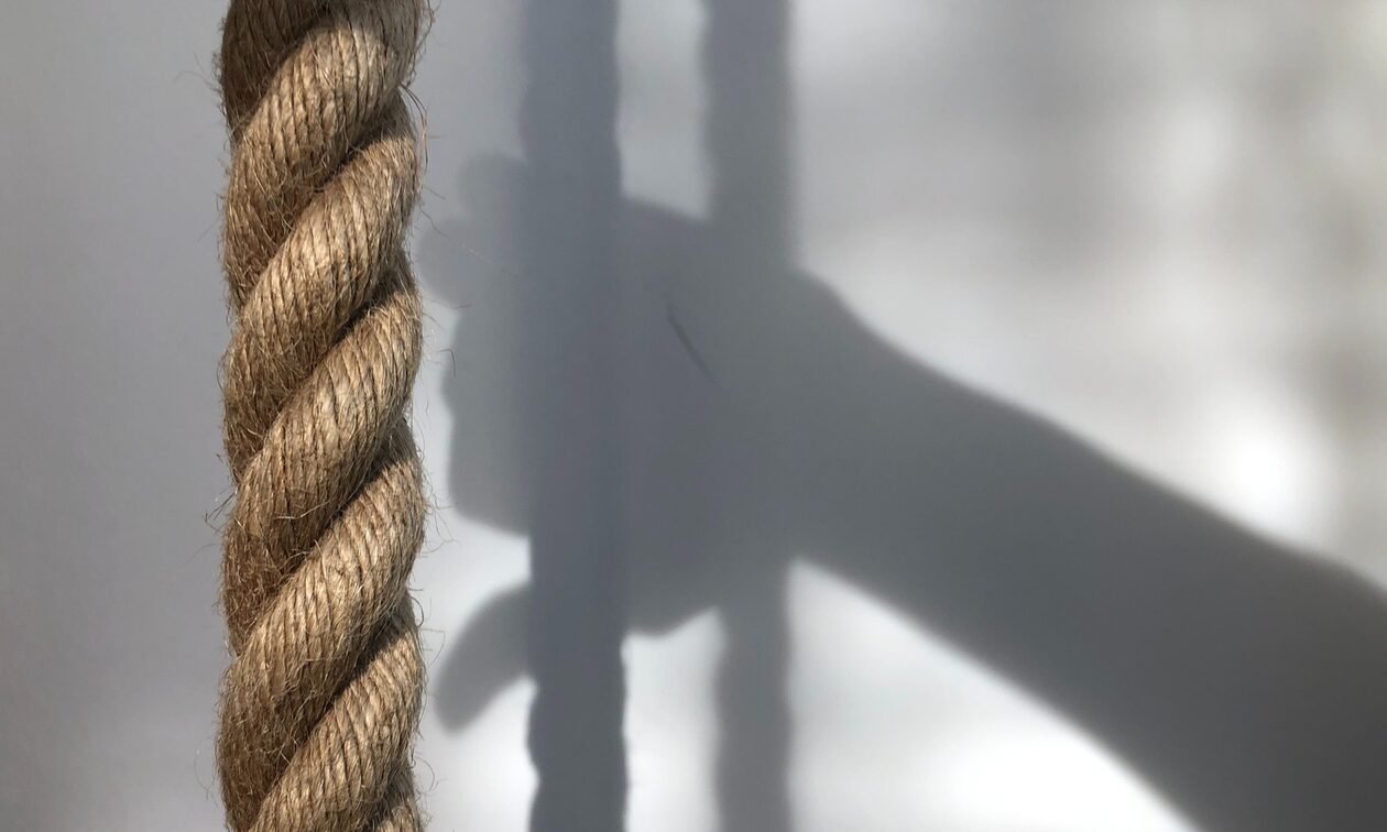 Πτολεμαΐδα: Άντρας βρέθηκε κρεμασμένος στην αυλή του σπιτιού του