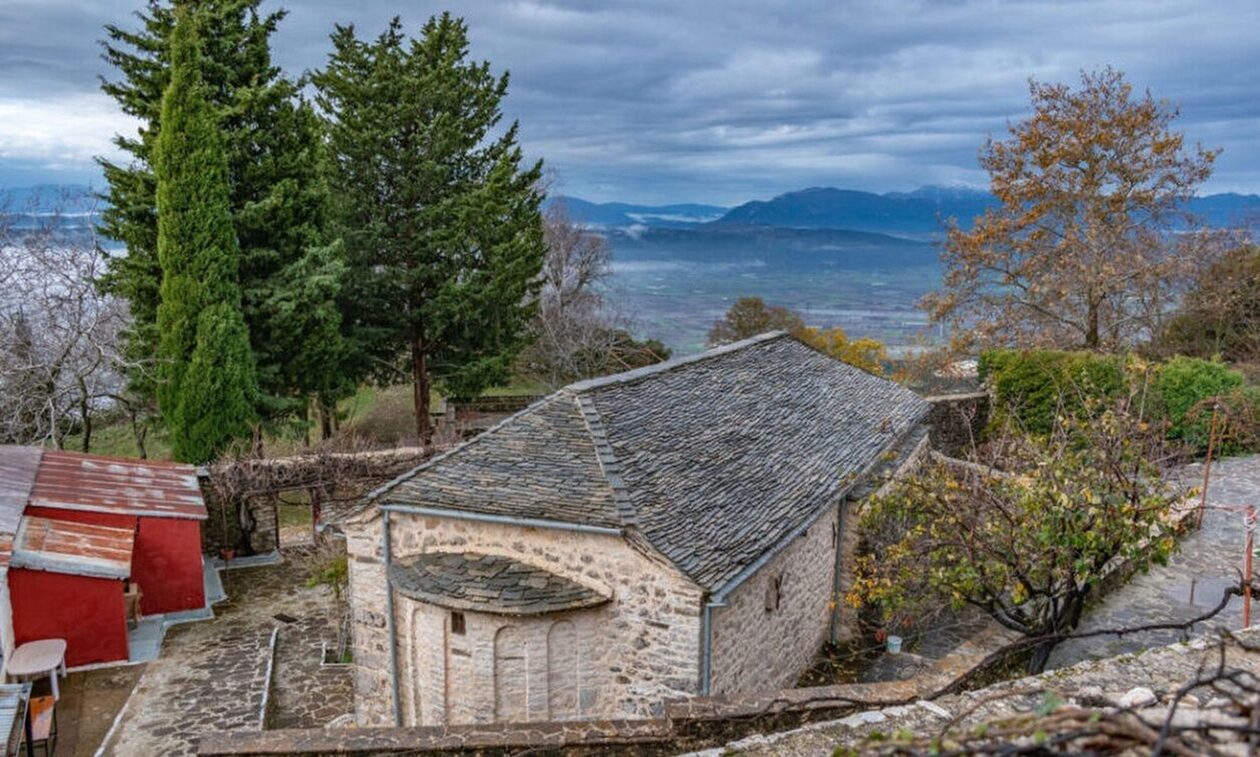 Λάρισα: Ξήλωσαν το δάπεδο εκκλησίας για λίρες – Πιάστηκαν επ’ αυτοφώρω