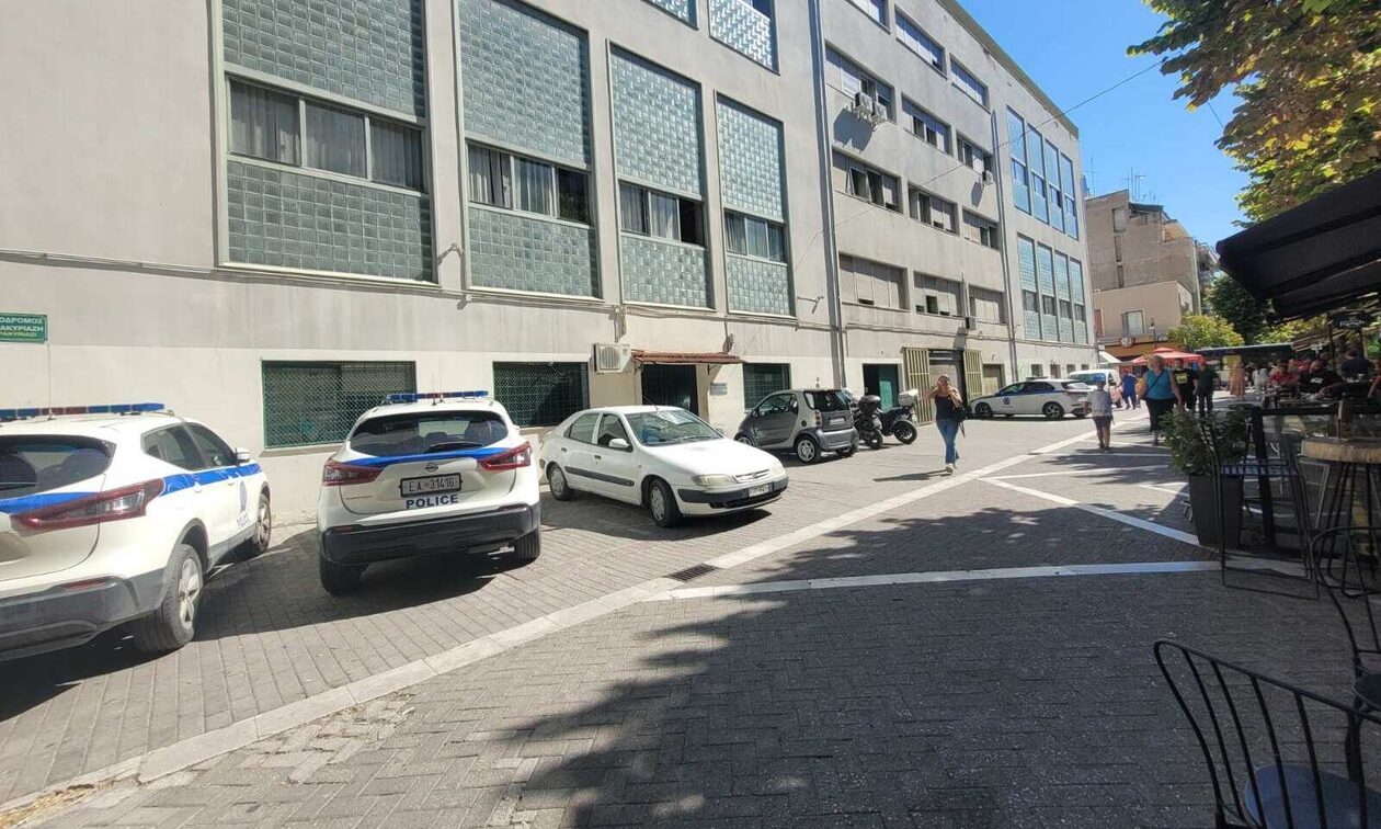 Λάρισα: Προπηλάκισαν τον 53χρονο που ξυλοκόπησε την αστυνομικό σύζυγό του