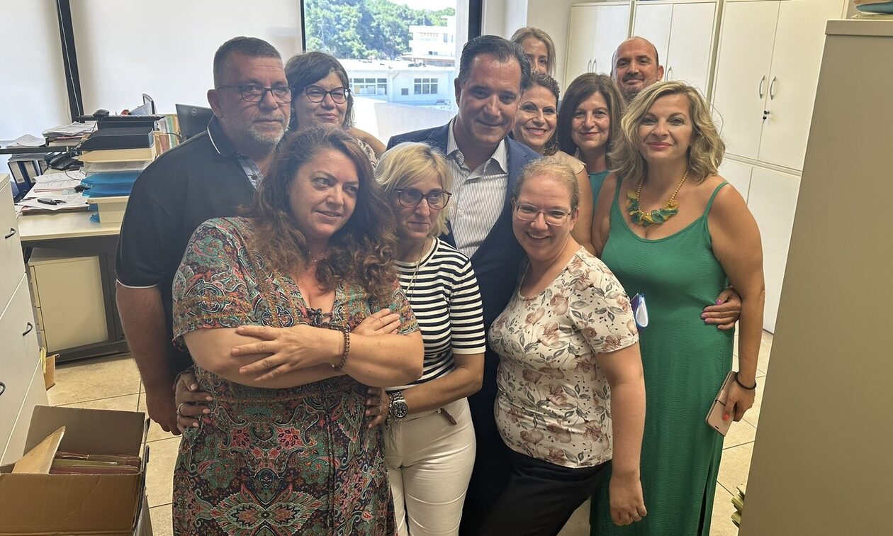 Στη Ρόδο για διακοπές με την οικογένειά του, ο Γεωργιάδης – Επισκέφτηκε τα γραφεία του ΕΦΚΑ στο νησί