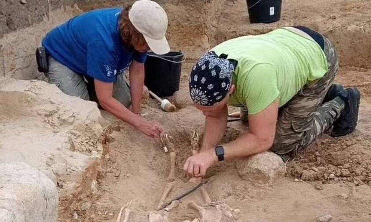 Πολωνία: Ανακαλύφθηκε το πτώμα «παιδιού βρικόλακα» – Ήταν δεμένο με λουκέτο, μπρούμυτα
