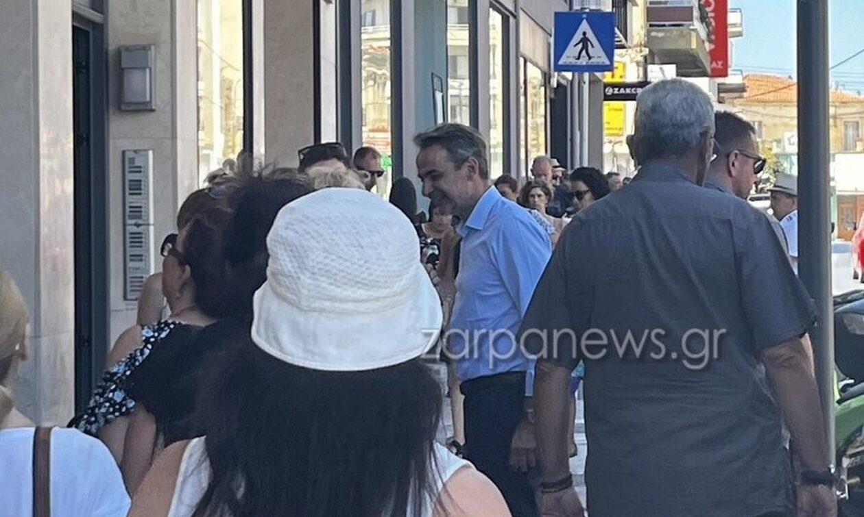 Χανιά: Η βόλτα του Κυριάκου Μητσοτάκη στο κέντρο της πόλης – Συνομίλησε με περαστικούς