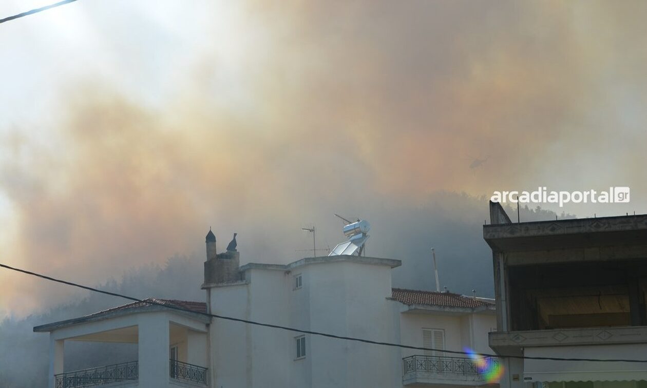 Φωτιές: Συνεχίζεται η μάχη στην Τρίπολη, καλύτερη εικόνα στις Σέρρες
