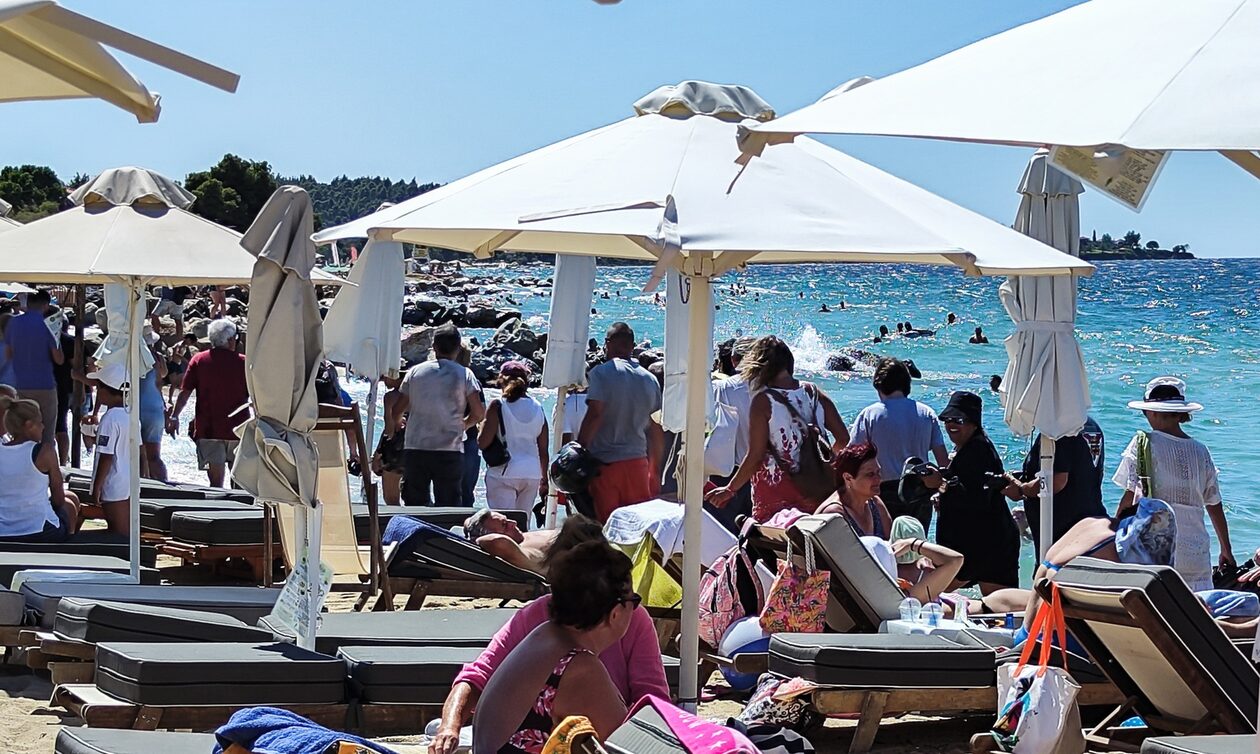 Κίνημα της πετσέτας: 16 συλλήψεις για παράνομες ξαπλώστρες σε Κυκλάδες και Ιόνιο