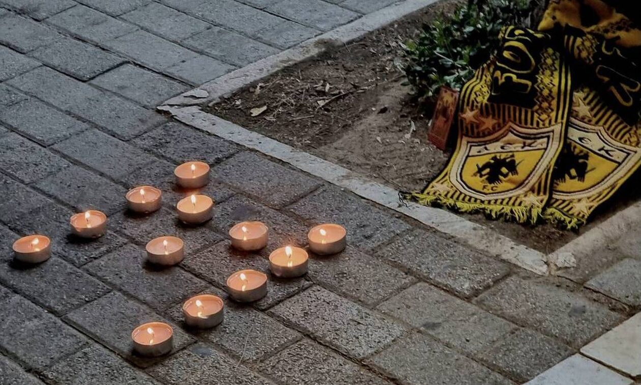 Με κεράκια και κασκόλ αποχαιρετούν τον νεκρό φίλαθλο της ΑΕΚ στη Νέα Φιλαδέλφεια