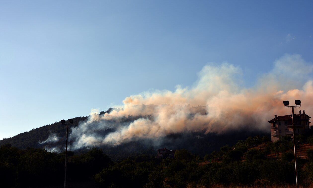 Φωτιά στην Τρίπολη: Βελτιωμένη η εικόνα