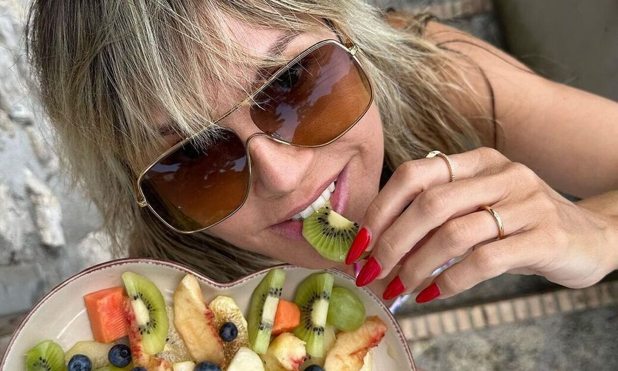 Xάιντι Κλουμ: «Έγινε» σέξι… σερβιτόρα με αποκαλυπτικό μαγιό – Οι πιατέλες με φρούτα στο Κάπρι