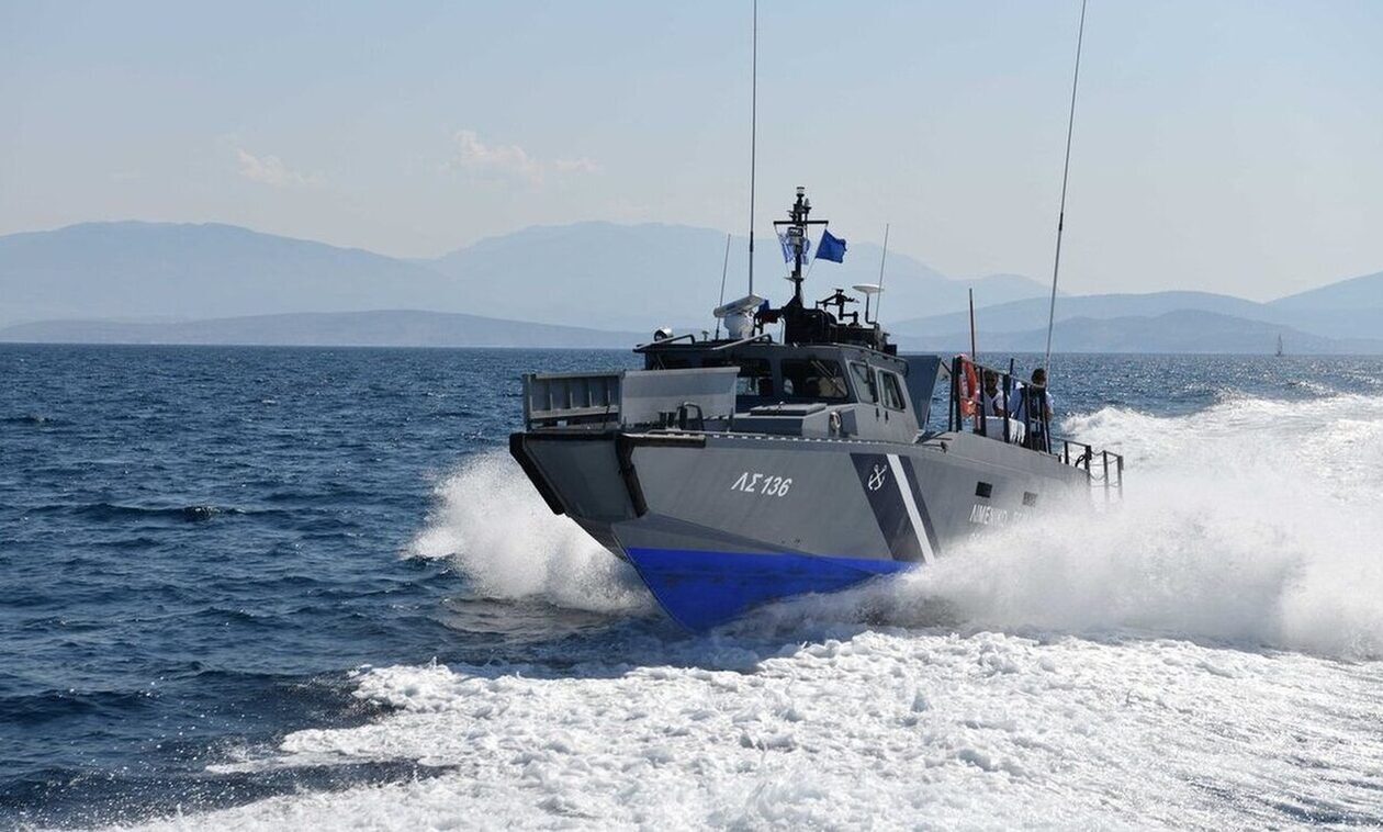 Μεγάλη επιχείρηση διάσωσης του Λιμενικού στη Φαλκονέρα για σκάφος με 50 μετανάστες