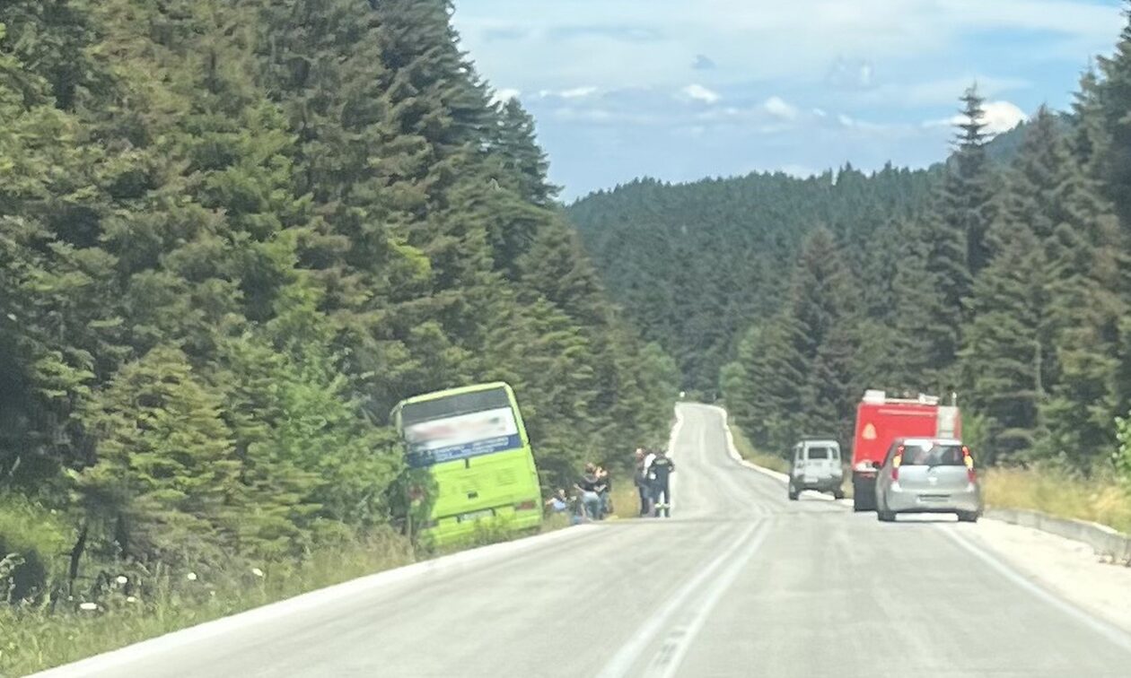 Τρίκαλα: Λεωφορείο με 20 επιβάτες βγήκε εκτός πορείας και έπεσε σε χαντάκι