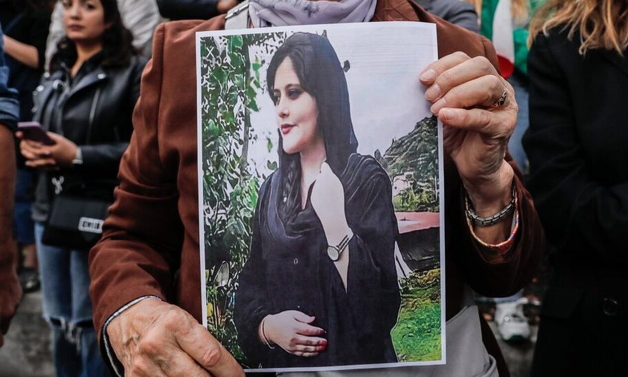 Ιράν: 90 δημοσιογράφοι συνελήφθησαν ή ανακρίθηκαν με αφορμή τις διαδηλώσεις για τον θάνατο της Aμινί