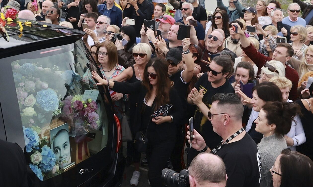 Σινέντ Ο Κόνορ: Χιλιάδες κόσμου την αποχαιρέτησαν τραγουδώντας το Nothing Compares 2 U (vid)