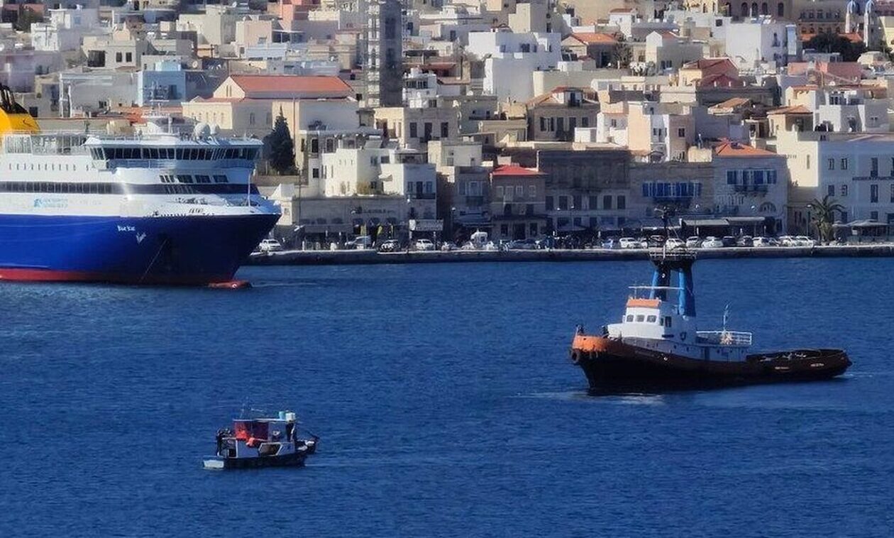 Σύρος: Επιβατηγό πλοίο προσέκρουσε σε πλωτή δεξαμενή στο λιμάνι
