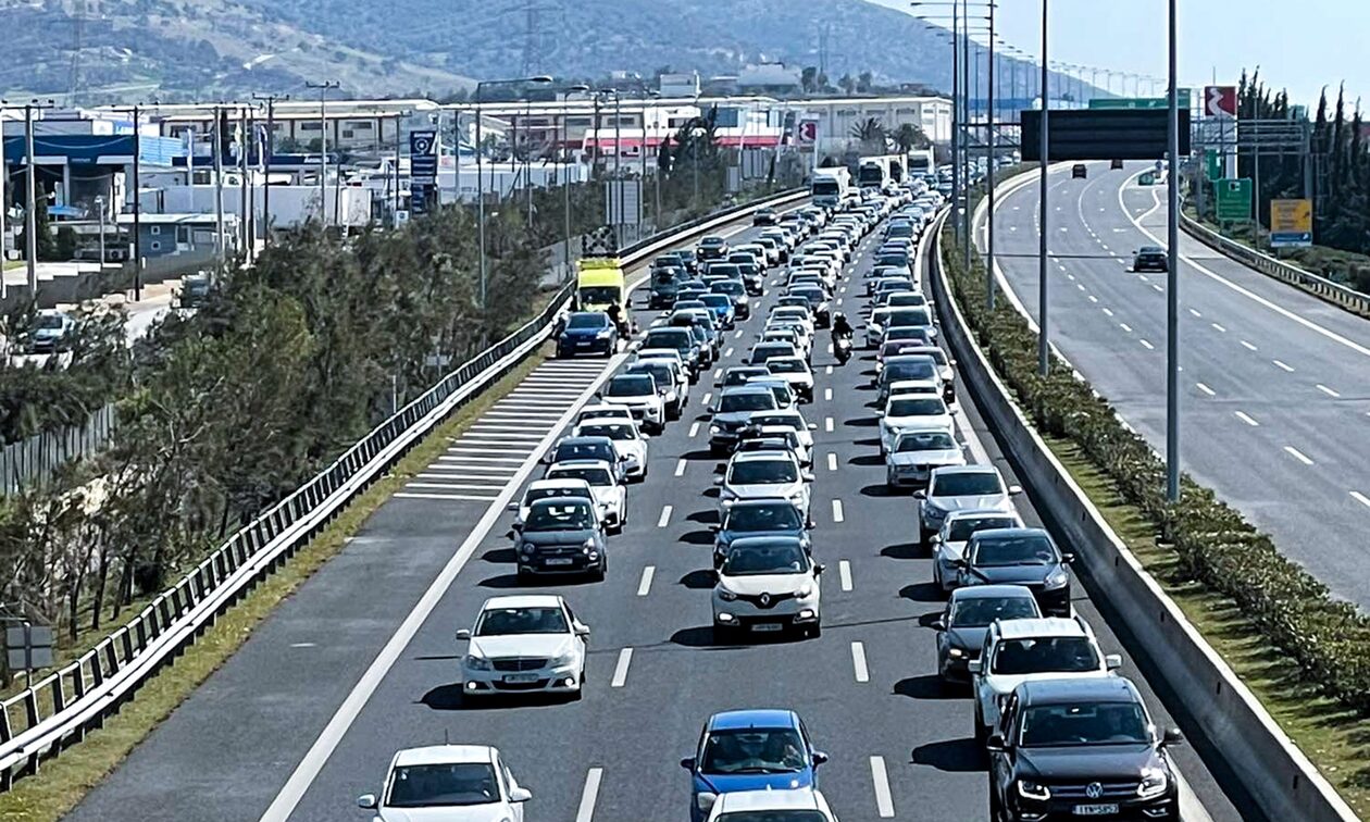 Αττική Οδός: Σύγκρουση οχημάτων στην Κάντζα