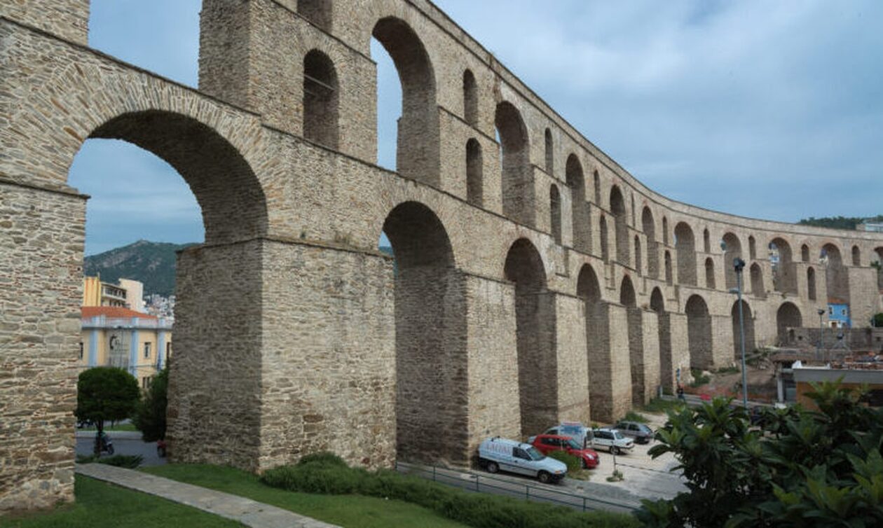 Καβάλα: Νεαρός άνδρας απειλoύσε να πέσει από τις καμάρες του αρχαίου υδραγωγείου