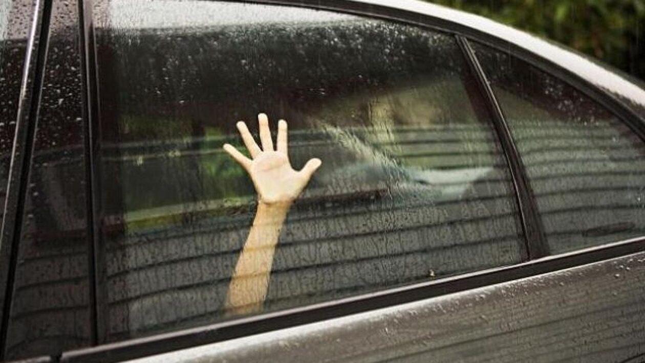 Μεσολόγγι: «Ήταν ημιλιπόθυμη», λένε οι αστυνομικοί – σωτήρες της 4χρονης που ξεχάστηκε σε αυτοκίνητο